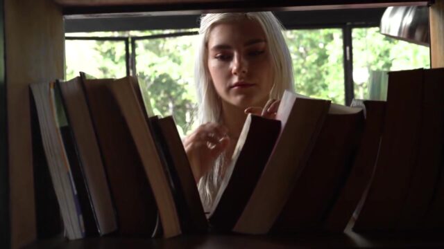 Eva Elfie porn video masturbates pussy on the comic on the sly