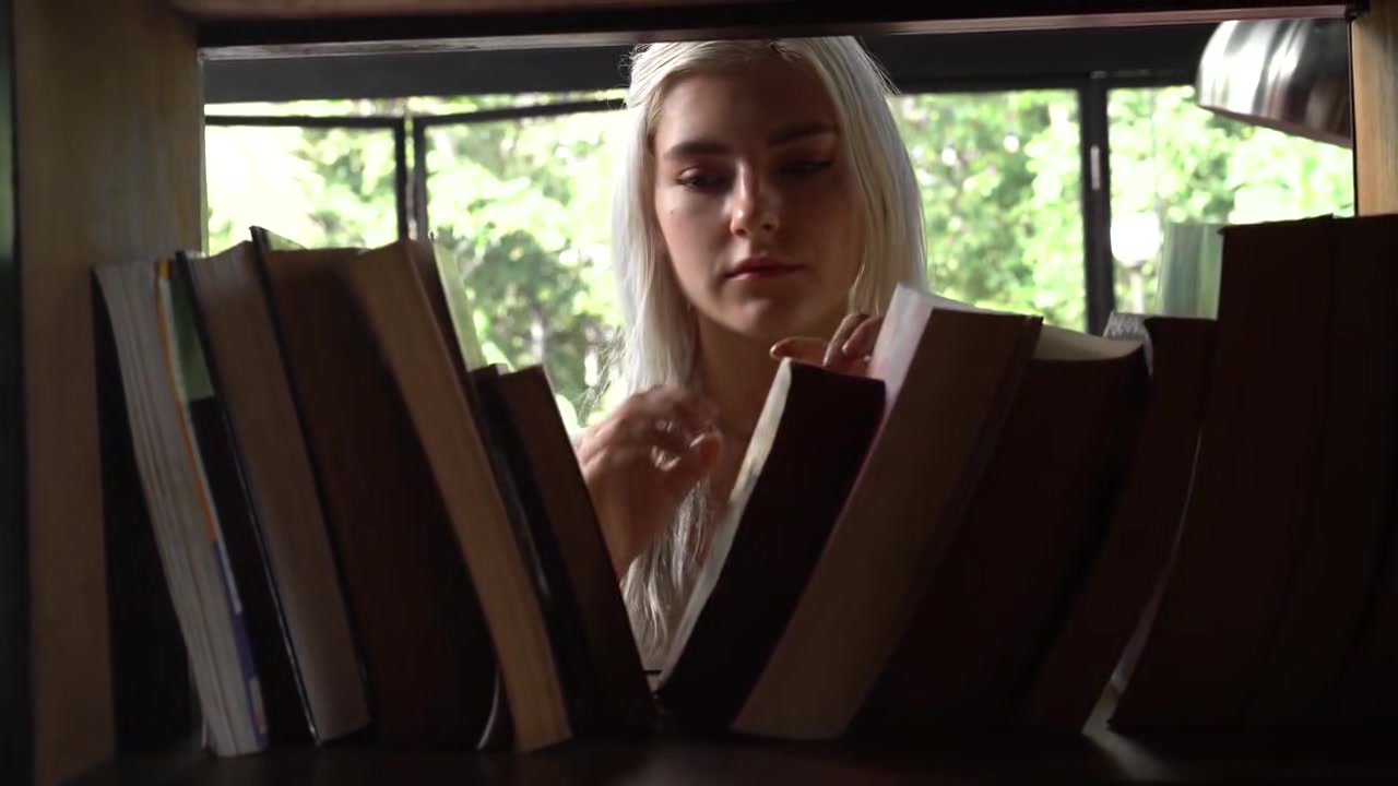 Eva Elfie porn video masturbates pussy on the comic on the sly