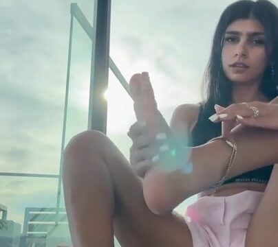 Mia Khalifa Onlyfans Porn Video Show Pretty Feet Teasing